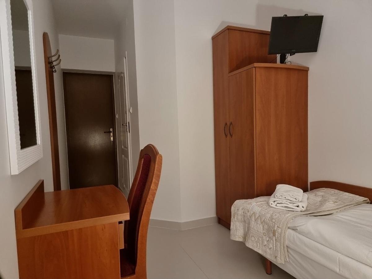 Hotel Jola Вжешня Екстер'єр фото